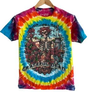 Grateful Dead medium but fits like ladies small tshirt, great for a concert!